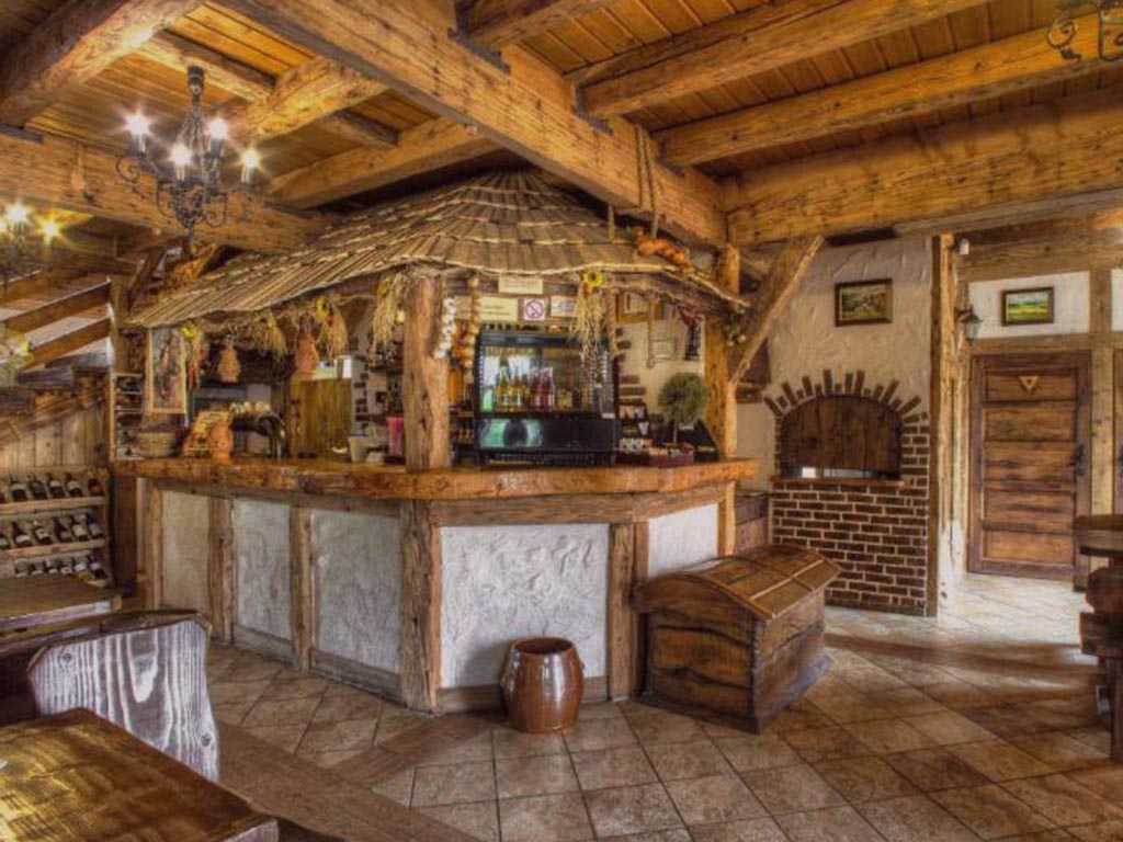zdjęcie przedstawiające drewniany bar dworku sanockiego